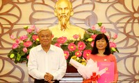 Phó Bí thư Thường trực Tỉnh ủy Bạc Liêu Lê Thị Ái Nam trao quyết định và chúc mừng đồng chí Hồ Thanh Thủy.