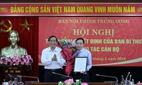 Đồng chí Nguyễn Thanh Bình trao quyết định và chúc mừng đồng chí Nguyễn Thanh Hải.