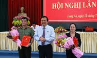 Bí thư Tỉnh ủy, Chủ tịch HĐND tỉnh Long An Phạm Văn Rạnh trao quyết định và chúc mừng các đồng chí Lê Hồng Nam, Huỳnh Thị Thu Năm.