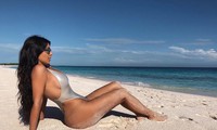 Kim Kardashian diện bikini cắt khoét táo bạo, khoe đường cong ‘bỏng rẫy’