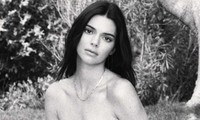 Kendall Jenner tiếp tục gây ‘bão’ với ảnh ngực trần táo bạo