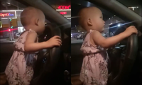 Hình ảnh em bé cầm vô lăng điều khiển xe ô tô khiến người xem "thót tim".