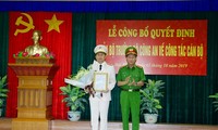 Thượng tướng Lê Quý Vương trao quyết định cho Đại tá Vũ Thanh Chương.