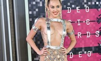 Bộ váy lai... khố của Miley Cyrus lọt top 5 ‘thảm hoạ của thập niên’