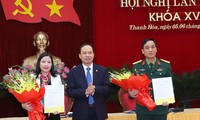 Đồng chí Trịnh Văn Chiến trao quyết định và chúc mừng các đồng chí Phạm Thị Thanh Thủy, Lê Văn Diện. Ảnh: VGP