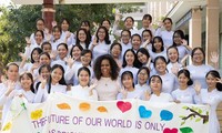 Bà Michelle Obama đã đến thăm các nữ sinh trường THPT Cần Giuộc, Long An. Ảnh: Instagram