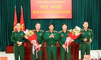 Trung tướng Nguyễn Văn Nghĩa chúc mừng Thiếu tướng Thái Văn Minh và Đại tá Nguyễn Anh Tuấn.