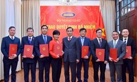 Thứ trưởng Lê Hoài Trung trao quyết định và chúc mừng các cán bộ được bổ nhiệm giữ chức vụ mới. Ảnh: VGP