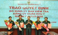 Trung tướng Trần Hoài Trung, Bí thư Đảng ủy, Chính ủy Quân khu 7 trao các quyết định và chúc mừng các tân Ủy viên Ủy ban Kiểm tra Đảng ủy Quân khu 7. Ảnh: VGP