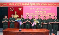 Trung tướng Trần Hoài Trung, Bí thư Đảng ủy, Chính ủy Quân khu 7 chúc mừng Thiếu tướng Đỗ Văn Bảnh và Đại tá Hoàng Đình Chung. Ảnh: QK7