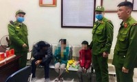 Cảnh sát 113 quận Long Biên đưa 4 bố con định nhảy cầu Đông Trù tự tử về trụ sở động viên tinh thần. Ảnh: Báo Giao thông