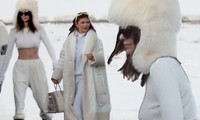 Kendall Jenner mặc ‘quên nội y’, mặc crop-top khoe eo thon bất chấp lạnh âm độ C
