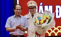 Ông Võ Ngọc Thành, Chủ tịch UBND tỉnh Gia Lai tặng hoa chúc mừng Thiếu tướng Rah Lan Lâm. Ảnh: VTC