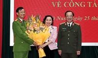 Đại tá Trần Minh Tiến (bìa trái) được bổ nhiệm giữ chức vụ Giám đốc Công an tỉnh Lâm Đồng. Ảnh: CAND