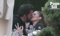 Jennifer Lopez lần đầu bị bắt gặp hôn đắm đuối Ben Affleck sau nối lại tình xưa