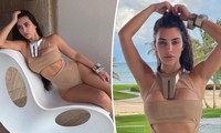 Kim Kardashian khoe thân hình ‘đồng hồ cát’ nóng bỏng với áo tắm cắt khoét