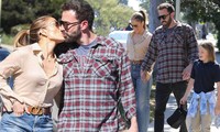 Jennifer Lopez trẻ trung như mới U40, hôn say đắm ‘Người Dơi’ Ben Affleck trên phố