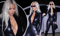 Kim Kardashian mặc đồ da liền thân bó sát, lộ vòng một nóng bỏng