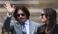 Johnny Depp hẹn hò nữ luật sư