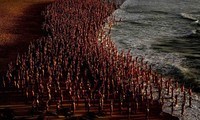 2.500 người chụp ảnh khỏa thân tập thể trên bãi biển để chống ung thư da