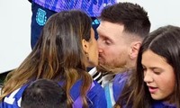 Khoảnh khắc Messi hôn vợ ăn mừng Argentina vô địch khiến người hâm mộ tan chảy