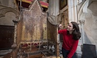 Tân trang ngai vàng 700 năm tuổi trước lễ đăng cơ của Vua Charles