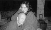 Vợ Bruce Willis cầu xin paparazzi: ‘Đừng mắng chồng tôi’