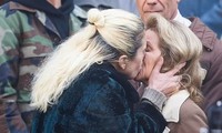 Lady Gaga cưỡng hôn phụ nữ giữa chốn đông người