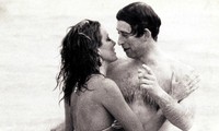 Bức ảnh người mẫu hôn trộm Vua Charles trong lúc tắm biển 44 năm trước