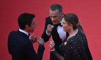 Vợ chồng Tom Hanks mắng mỏ nhân viên trên thảm đỏ Cannes
