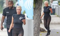 Vợ Kanye West chỉ mặc quần tất, đi chân đất xuống phố