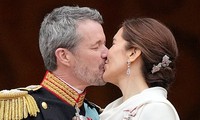 Nụ hôn của tân Quốc vương và Hoàng hậu Đan Mạch