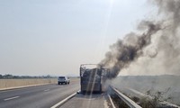 Xe tải cháy rụi trên cao tốc Phan Thiết - Dầu Giây