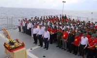 Quân chủng Hải quân và một số bộ ngành, cơ quan Trung ương thăm, tặng quà tại Trường Sa
