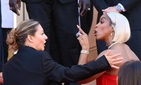 Nữ ca sĩ chỉ tay, mắng mỏ nhân viên trên thảm đỏ Cannes