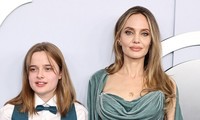 Angelina Jolie khoe hình xăm mới ở giữa ngực