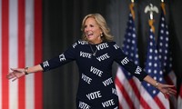 Chiếc váy bầu cử của Đệ nhất phu nhân Mỹ gây chú ý 
