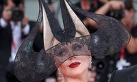 Lady Gaga diện đồ kỳ quái đến Venice