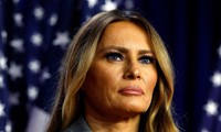 Bà Melania vắng mặt trong bức ảnh gia đình Trump