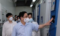 Thủ tướng Phạm Minh Chính thăm thăm các phòng thí nghiệm, kho lưu trữ vắc xin Viện Vệ sinh dịch tễ Trung ương chiều 24/6. Ảnh: Trần Minh