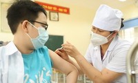 Tiêm vắc xin cho học sinh lớp 6 tại Hà Nội ngày 16/4. Ảnh: Minh Quyết