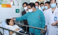 Thủ tướng Phạm Minh Chính thăm hỏi bệnh nhân đang điều trị tại BV Bạch Mai.