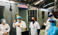 PGS.TS Lương Ngọc Khuê kiểm tra tại phòng khám dã chiến container của Bệnh viện Phụ sản T.Ư