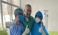 Bệnh nhân phi công tự đi sau 101 ngày điều trị, Đại sứ Anh cảm ơn bác sĩ Việt Nam
