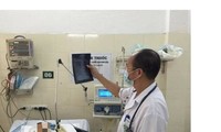 TS. Đỗ Duy Cường, Giám đốc Trung tâm Bệnh Nhiệt đới (BV Bạch Mai) đang điều trị ca SXH