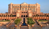Dùng tiệc trà, ăn bánh phủ vàng tại khách sạn 8 sao ở Dubai và Abu Dhabi