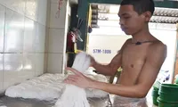 Dùng hóa chất tái chế bún ôi thiu thành tươi mới