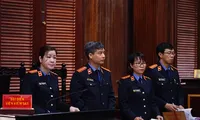 Đại diện Viện KDND TPHCM giữ công tố tại phiên tòa vừa nêu quan điểm vụ án chiều nay 26/9. Ảnh: Tân Châu