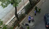 Cơ quan chức năng đang khám nghiệm hiện trường. Ảnh: L.S