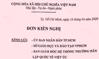 Phụ huynh gửi đơn lên UBND TPHCM. Ảnh: Tân Châu